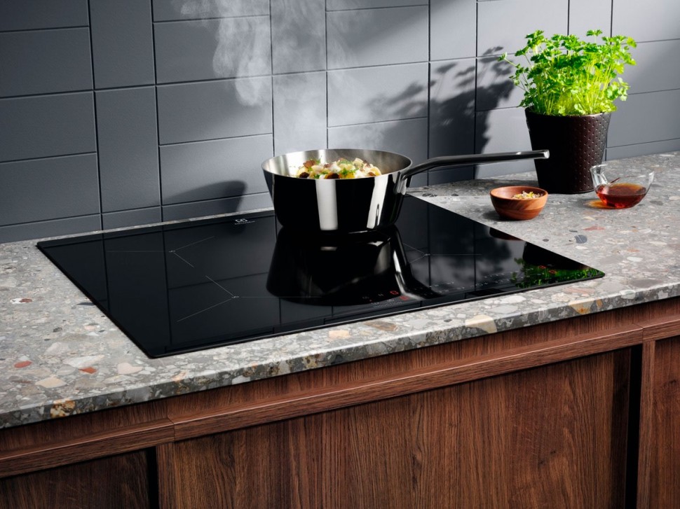 Индукционная варочная поверхность Electrolux EIS62443 черный