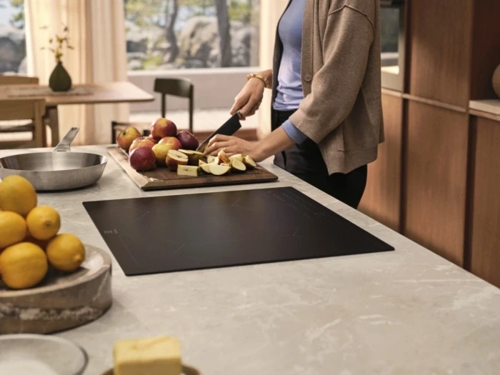 Индукционная варочная поверхность Electrolux EIT60433CT черный